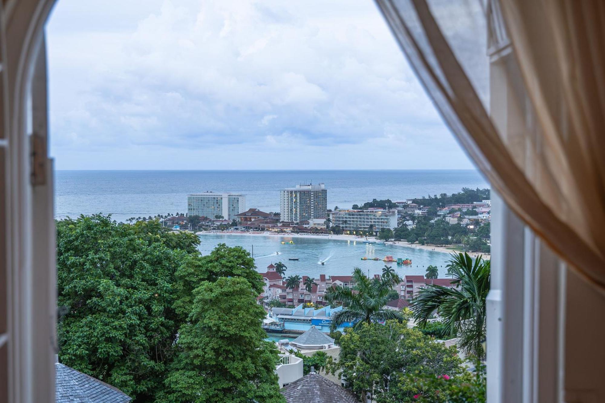 Hummingbird Retreat - Luxury Oceanview Apt, 7-Minute Walk To Beach Ocho Rios Exteriör bild